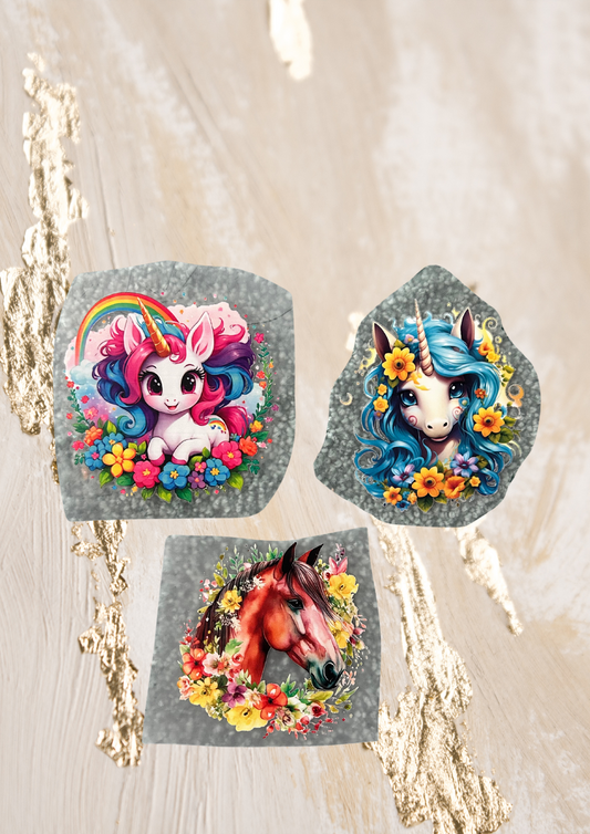 Einhörner und Pferd